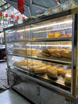 Tủ bánh ngọt nhà Bánh Mì Quân Mai